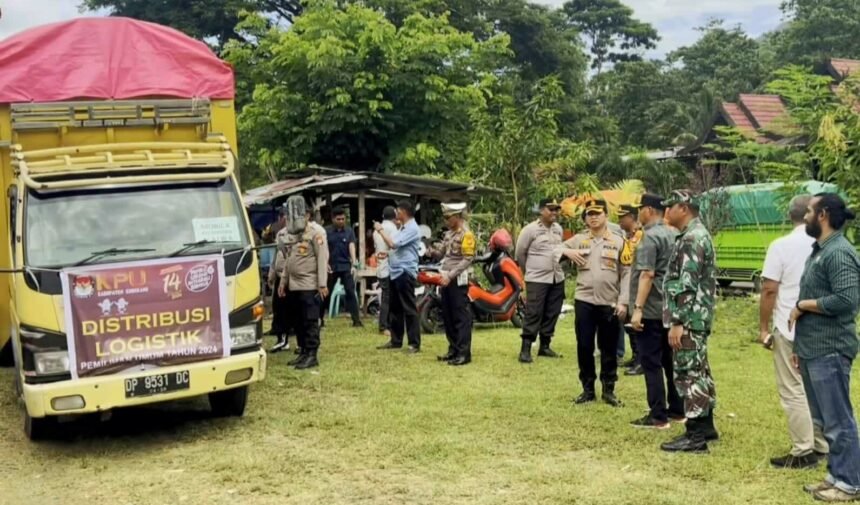 Polres Enrekang melakukan pengamanan dan pengawalan pendistribusian logistik Pemilu 2024.