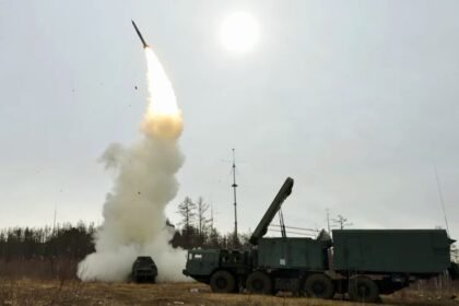 Peluncuran salvo rudal. (uranews)