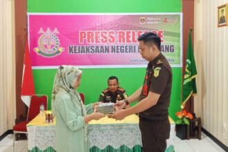 Uang denda senilai Rp50.000.000,-diserahkan kepada Kejari Enrekang dan diteruskan ke Bendahara Penerimaan Negara Bukan Pajak, selanjutnya disetorkan ke Kas Negara. (1/2/2024).