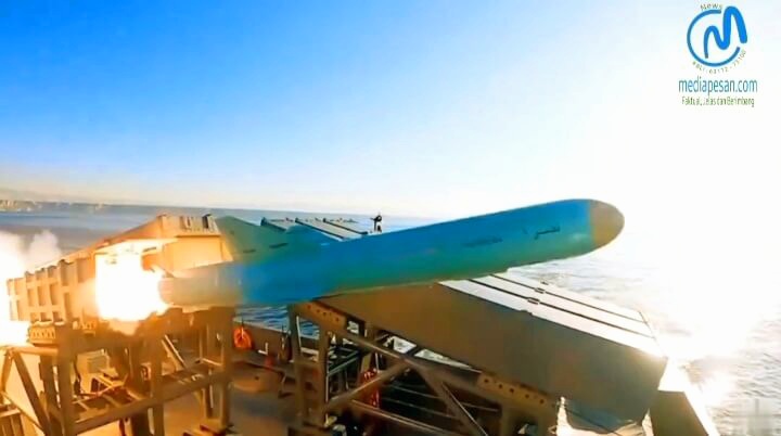 Momen peluncuran rudal jarak pendek dari kapal berkecepatan tinggi. (IRGC/HO)