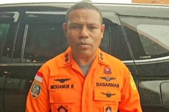 Kepala Basarnas Makassar, Mexianus Bekabel.