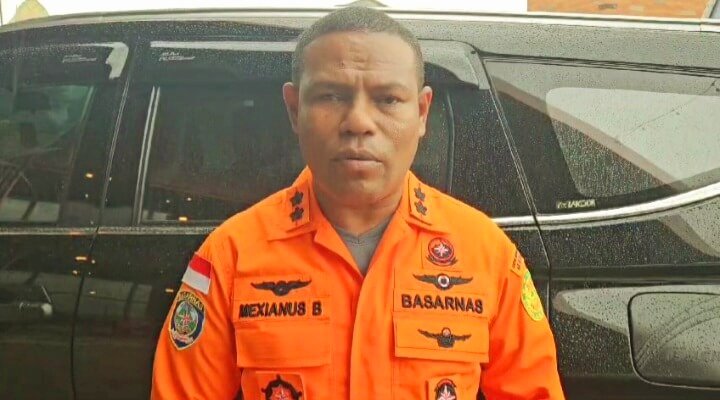 Kepala Basarnas Makassar, Mexianus Bekabel.