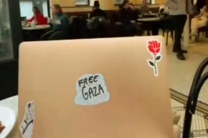 stiker kecil yang menunjukkan dukungan untuk Gaza dan Palestina di laptop.