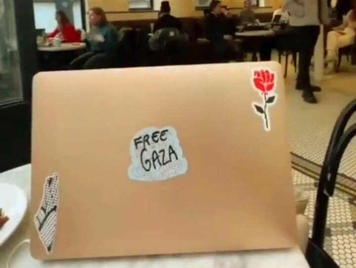 stiker kecil yang menunjukkan dukungan untuk Gaza dan Palestina di laptop.