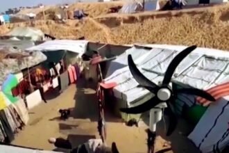 Kipas angin bekas dan menyulapnya menjadi sumber listrik dari buah tangan Hussam Al-Attar di lokasi pengungsian Gaza perbatasan Mesir. (7/2/2024).
