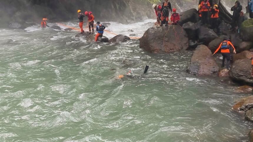 SAR gabungan mencari korban tenggelam di Bendungan Sungai Kalakkara.