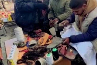 Tukang sepatu di Gaza menyulam harapan di pinggir jalan.