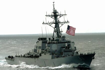 USS Carney (DDG-64) adalah kapal perusak kelas Arleigh Burke ke-14 di Angkatan Laut Amerika Serikat . Kapal perusak berpeluru kendali ini adalah yang pertama diberi nama setelah Laksamana Robert Carney , yang menjabat sebagai Kepala Operasi Angkatan Laut pada masa pemerintahan Eisenhower.