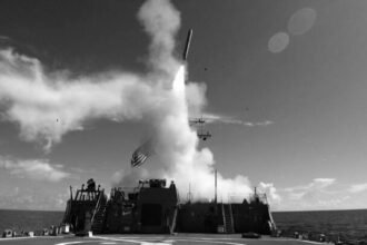 Rudal serangan darat tomahawk diluncurkan di atas kapal perusak berpeluru kendali AS. (breakingdefense)