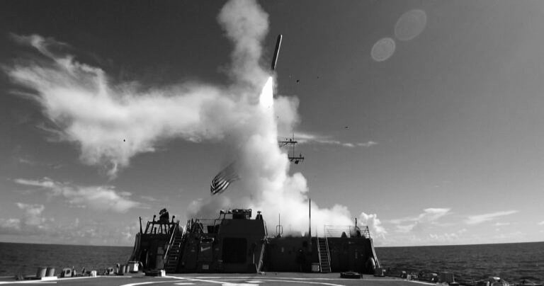 Rudal serangan darat tomahawk diluncurkan di atas kapal perusak berpeluru kendali AS. (breakingdefense)