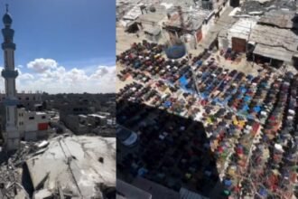 Shalat Jumat pertama Ramadhan, 15 Maret 2024 di reruntuhan Masjid Al-Farouq yang hancur akibat pendudukan di Rafah, selatan Jalur Gaza.