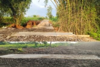 Pengerasan jalan sepanjang 2.000 meter serta pembuatan plat duiker, Maret 2024.
