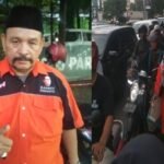 Kolase: Suardi Salpin, Sekjen Komunitas Golorong Makassar (kiri) bersama tim pembagi takjil di Kota Makassar, (27/3/2024).