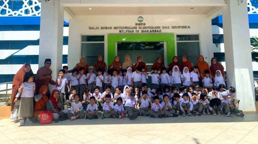 TK Islam Athirah 1 Makassar memulai petualangan baru mereka dengan mengunjungi Badan Meteorologi, Klimatologi, dan Geofisika (BMKG) di Jalan Prof. Abdurahman Basalama, (28/2/2024).