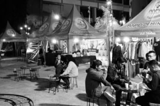 Sejumlah wartawan dan pegawai dari Cafe White House berkumpul untuk ngopi bareng di Kampoeng Ramadhan, yang terletak di Jalan Jenderal Sudirman No.10/14, Kota Makassar, pada Jumat malam lalu (15/03/2024)