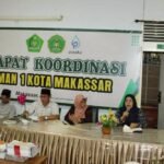 Rapat koordinasi yang digelar pada Jumat, 15 Maret 2023, dihadiri oleh dewan guru dan staf/pegawai MAN 1 Kota Makassar.