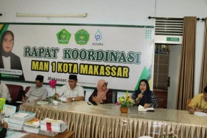 Rapat koordinasi yang digelar pada Jumat, 15 Maret 2023, dihadiri oleh dewan guru dan staf/pegawai MAN 1 Kota Makassar.