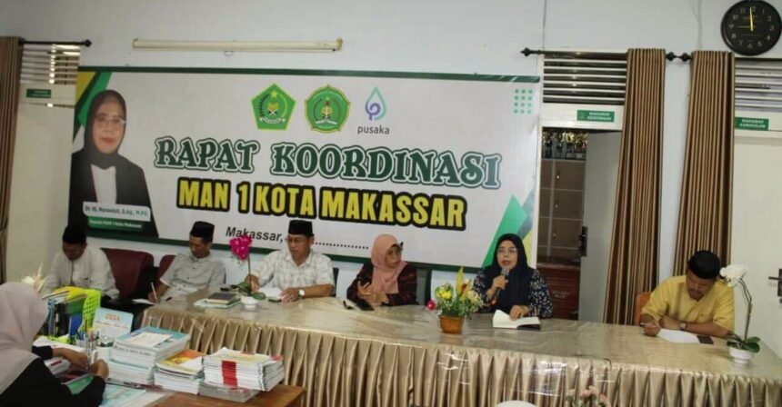 Rapat koordinasi yang digelar pada Jumat, 15 Maret 2023, dihadiri oleh dewan guru dan staf/pegawai MAN 1 Kota Makassar.