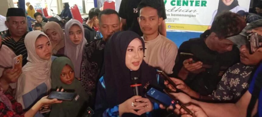 Warga antusias mengikuti acara Buka Puasa Bersama (Bukber) yang diselenggarakan oleh Meity Rahmatia, legislatif DPR RI terpilih dari Partai Keadilan Sejahtera - PKS di Kota Makassar, (17/3/2024).