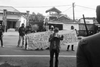 Komite Aktivis Mahasiswa Rakyat Indonesia (KAMRI) menggelar aksi unjuk rasa yang menggugah di depan PT. Pertamina Regional 7 Sulawesi Selatan dan Polda Sulawesi Selatan, (19/3/2024).