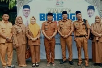 Camat Mamajang dan tim berbagi takjil.