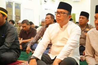 Camat Rappocini, M. Aminuddin, S.Sos., M.AP, bersama Ketua TP PKK Kecamatan Rappocini, A. Faradillah, dan timnya menggelar Safari Ramadhan di Masjid AL-Hidayah, Perumahan Anging Mammiri, Kelurahan Karunrung, Selasa (19/3/2024).