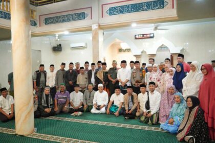 Camat Rappocini, M. Aminuddin, S.Sos., M.AP, beserta timnya, menggelar Safari Ramadhan yang berkesan di Masjid Dakwatul Khaer, Jakan Rappocini Raya, Kelurahan Buakana, (18/3/2024).