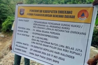 Keterangan: Pernyataan Kepala BPBD mengenai tidak ada anggaran material, sedangkan papan proyeknya ada, sumber dana, dan nilai kontrak, setelah didokumentasikan setelah itu langsung digulung dan dibawa pulang.
