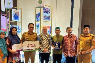 Camat Rappocini M. Aminuddin, S.Sos., M.AP beserta Lurah Bonto Makkio Marwan, S.E., dan pengurus Bank Sampah Tangkasa Kelurahan Bonto Makkio meriahkan suasana dalam acara penutupan Kompetisi Losari (Lomba Kelola Sampah Lestari), (19/03/2024), di The Rinra Hotel.