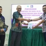 Dispustaka Enrekang memberikan sumbangan berharga dalam bentuk 100 buku kepada Kantor Pelayanan, Penyuluhan, dan Konsultasi Perpajakan Kabupaten Enrekang pada Jumat, 22 Maret 2024.