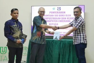 Dispustaka Enrekang memberikan sumbangan berharga dalam bentuk 100 buku kepada Kantor Pelayanan, Penyuluhan, dan Konsultasi Perpajakan Kabupaten Enrekang pada Jumat, 22 Maret 2024.