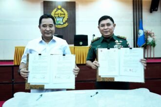 Mayjen TNI Bobby Rinal Makmun, S.I.P., Pangdam XIV/Hasanuddin, dan Pj. Gubernur Sulawesi Selatan Dr. Bahtiar Baharuddin, M.Si., menandatangani Memory of Understanding (MoU) di Kantor Gubernur Sulsel, (26/3/2024).