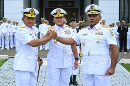 Kepala Staf Angkatan Laut (Kasal) Laksamana TNI Dr. Muhammad Ali memimpin dengan penuh kehormatan Upacara Serah Terima Jabatan Komandan Sekolah Staf dan Komando Angkatan Laut (Danseskoal).