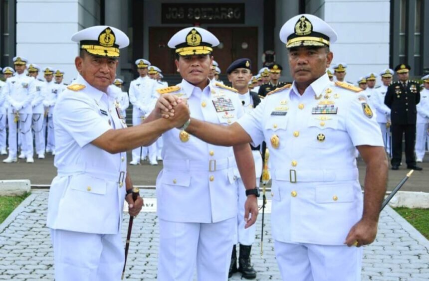 Kepala Staf Angkatan Laut (Kasal) Laksamana TNI Dr. Muhammad Ali memimpin dengan penuh kehormatan Upacara Serah Terima Jabatan Komandan Sekolah Staf dan Komando Angkatan Laut (Danseskoal).