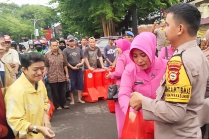 Bagi-bagi takjil buka puasa di depan Polsek Mamajang Kota Makassar.