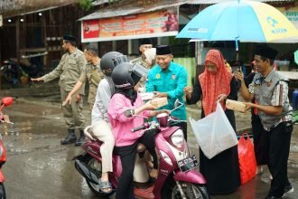 Lurah Paropo, Achiruddin Achmad, S.STP, MM saat membagi bagikan Takjil kepada pengendara yang melintas di depan kantor Lurah Paropo,(30/3/2024).