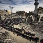 Warga Palestina melaksanakan shalat Jum'at di samping reruntuhan masjid di Rafah, Gaza Selatan, (1/3/2024).
