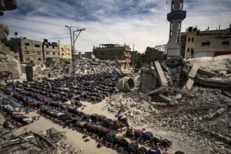 Warga Palestina melaksanakan shalat Jum'at di samping reruntuhan masjid di Rafah, Gaza Selatan, (1/3/2024).