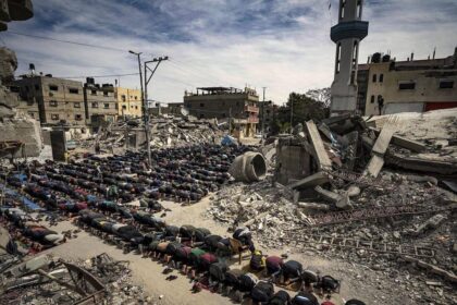 Warga Palestina melaksanakan shalat Jum'at di samping reruntuhan masjid di Rafah, Gaza Selatan, (1/3/2024).