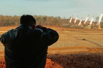 Kim Jong-un, Pemimpin Tertinggi Korea Utara, mengawasi secara langsung latihan unit artileri di wilayah barat negara tersebut, (19/3/2024). (KCNA/Sputnik/Geopolitics Live/HO)