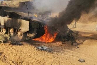 Tampak kondisi Tank setelah dihantam R.P.G. Yassin-105 Mujahidin di lingkungan Al-Zaytoun, Gaza.