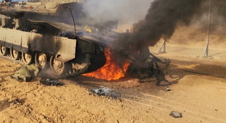 Tampak kondisi Tank setelah dihantam R.P.G. Yassin-105 Mujahidin di lingkungan Al-Zaytoun, Gaza.
