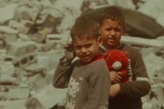 Dua anak yang sedang melihat rumah mereka dihancurkan oleh serangan agresi pendudukan, Maret 2024. (adham_aldaya/ho)