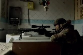 Pasukan terjun payung Rusia dari Kostroma melumpuhkan pasukan Ukraina dengan tembakan presisi di Artyomovsk.