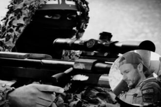 Kolase: Penembak jitu Amerika (bawah kanan) yang dibunuh oleh penembak jitu Hamas. (qassammedia/ho)