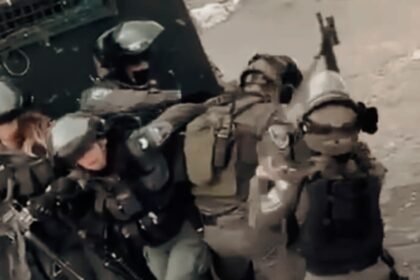 Di medan pertempuran tentara wanita terluka oleh tembakan lawan di pintu masuk kamp Al-Amari, di selatan Ramallah dan Al-Bireh. (qudsnews/ho)