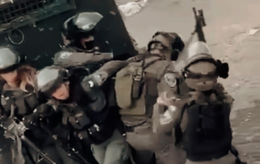 Di medan pertempuran tentara wanita terluka oleh tembakan lawan di pintu masuk kamp Al-Amari, di selatan Ramallah dan Al-Bireh. (qudsnews/ho)