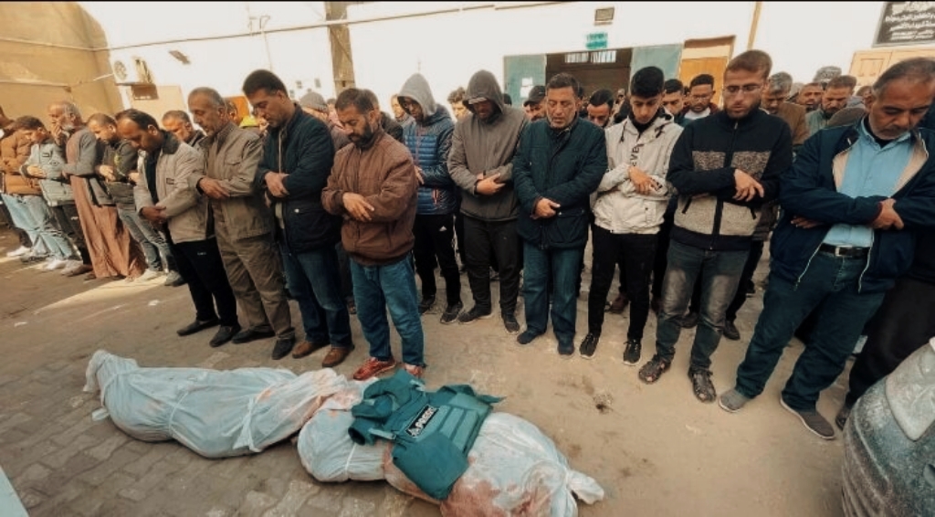 Shalat Jenazah dan berdoa untuk jenazah syahid, jurnalis Muhammad Salama, yang meninggal bersama anggota keluarganya setelah pemboman rumah mereka di Deir al-Balah di Jalur Gaza tengah, (6/3/2024). (qudsnews/ho)