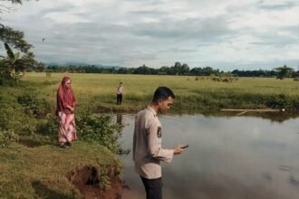 Personel Polsek Bontonompo Polres Gowa telah merespon dengan cepat terhadap kejadian tragis tenggelamnya seorang pelajar, di bekas tambang galian C di Lingkungan Katangka Kelurahan Bontompo Kecamatan Bontonompo Kabupaten Gowa.