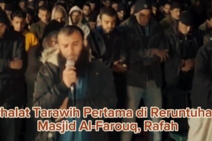 Warga Rafah di selatan Jalur Gaza berkumpul di reruntuhan Masjid Al-Farouq yang hancur untuk melaksanakan shalat Tarawih pertama, menandai awal Ramadhan dengan harapan dan ketabahan, (11/3/2024). (abdallah_alattar1999/ho)